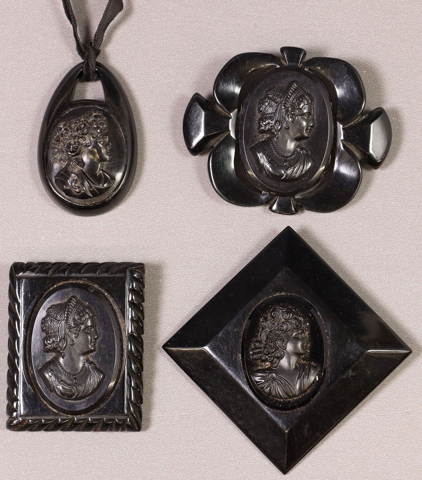(4) VINTAGE BLACK BAKELITE CAMEO BROOCHES & PENDANT (1 of 3)