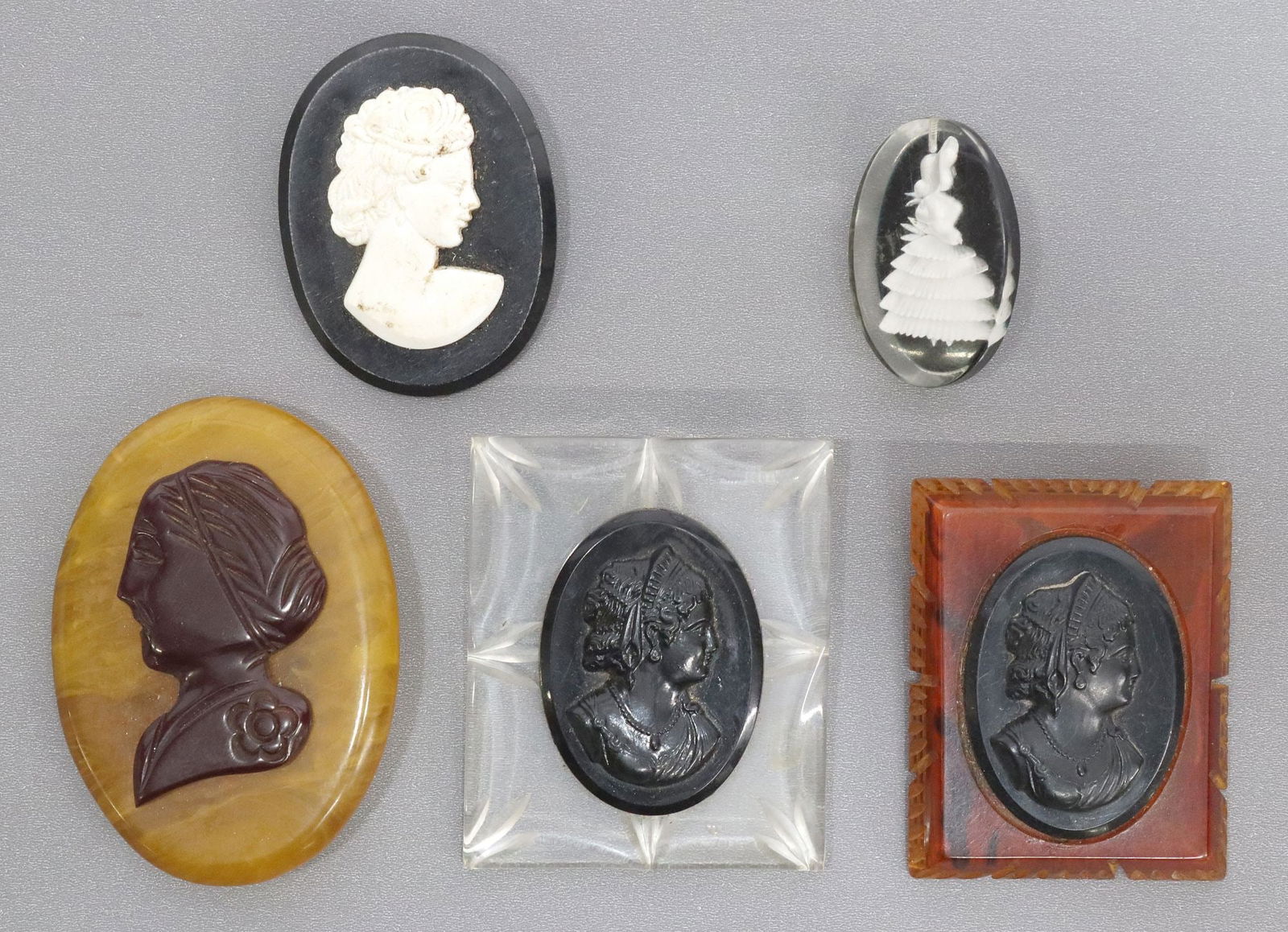 (5) VINTAGE BAKELITE, OTHER PLASTIC CAMEO & FIGURAL BROOCHES (1 of 2)