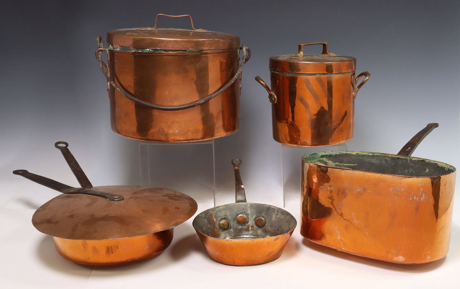 (6) FRENCH COPPER & IRON KITCHENWARE POTS & PANS: (lot of 6) French copper and iron kitchenware, including: (1) large lidded pot, with iron swing handle, (1) matched flat lid, (3) pans, each with long iron handle, (one) marked HM at side, (1) small l