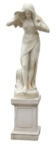 CARVED MARBLE SCULPTURE OF A FEMALE BATHER ON A MARBLE PLINTH