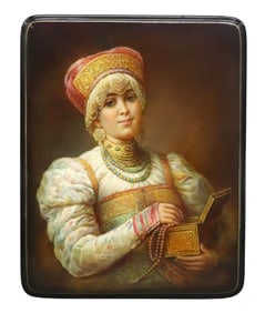 FINE RUSSIAN LACQUER PAPIER-MACHE BOX, FEMALE PORTRAIT