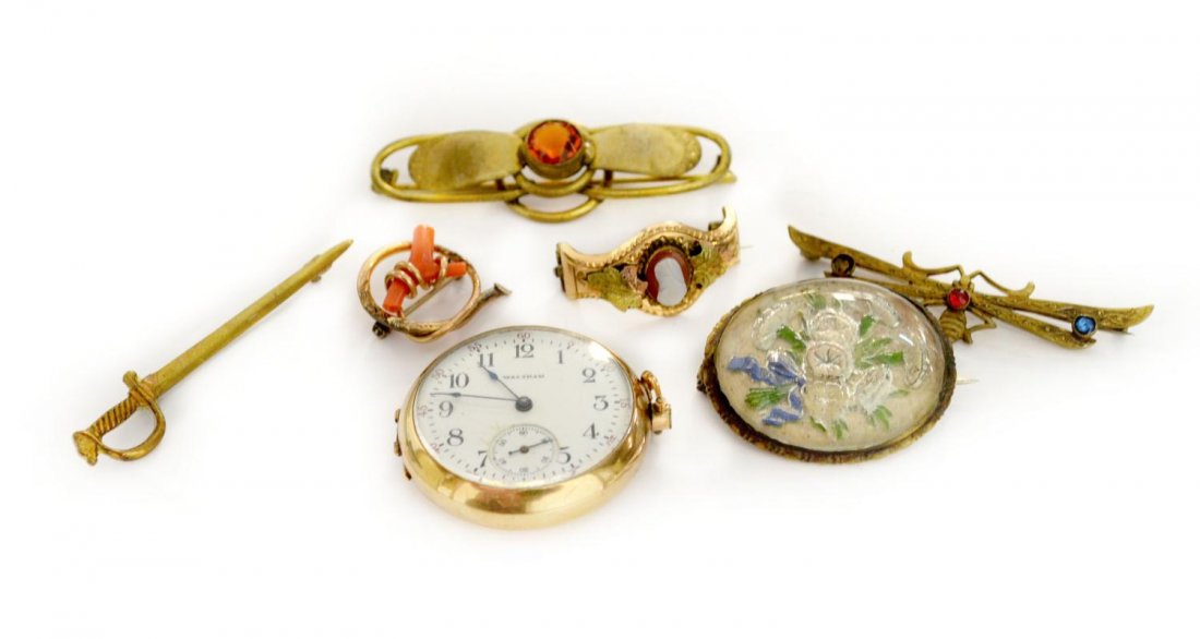 VICTORIAN VINTAGE ESTATE BROOCHES, POCKET WATCH: (lot of 7) Collection of Victorian to vintage jewelry, mostly brooches, gold plated and metal examples include (10 curved pin with incised detail, set with small cameo, (1) gilt metal pin with orange