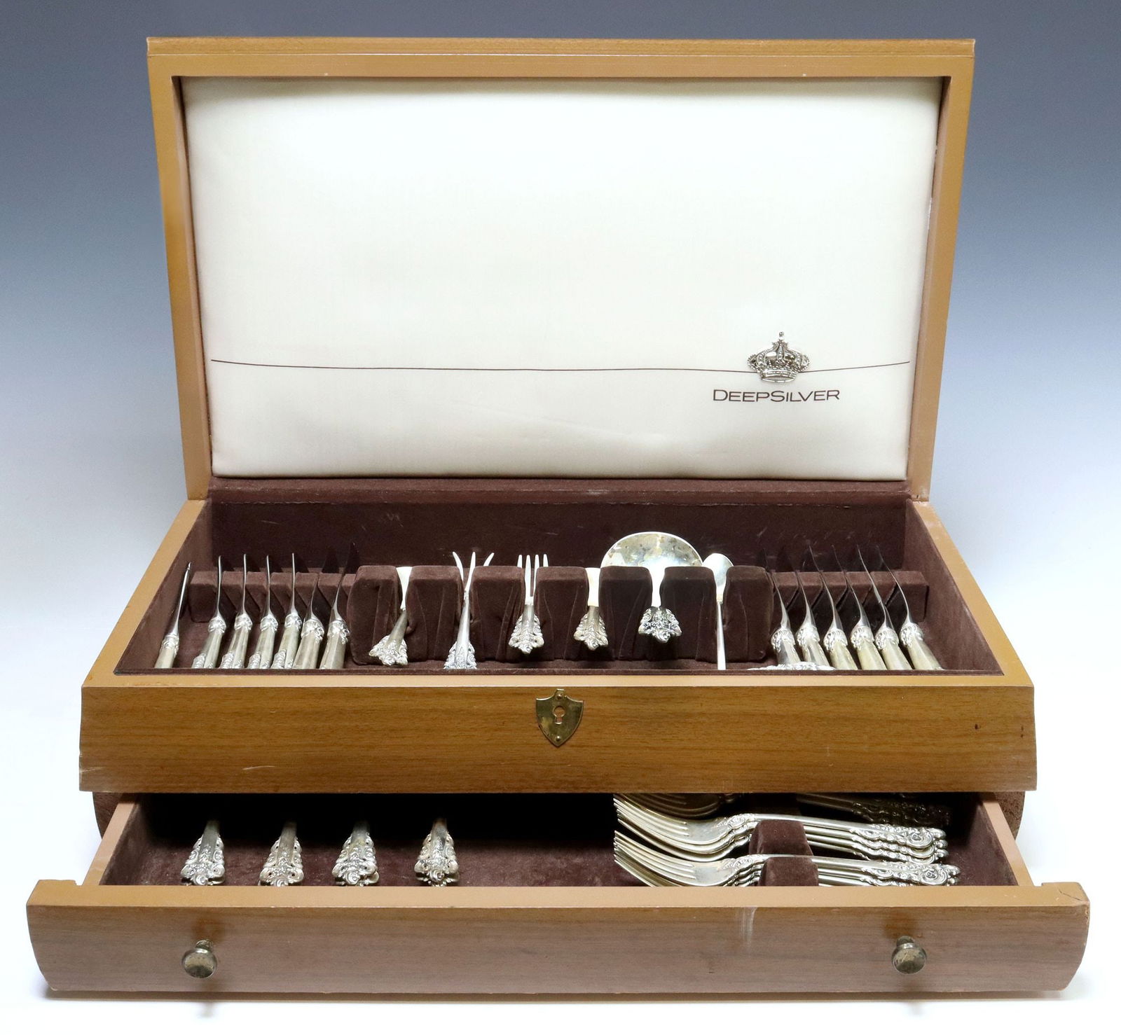 (44) WALLACE 'GRANDE BAROQUE' STERLING FLATWARE SERVICE: (set of 44) American sterling silver flatware service, Wallace Silversmiths, in the "Grande Baroque" pattern, including: (8) knives, 8 7/8"l; (1) master butter knife, 6 5/8"l; (4)