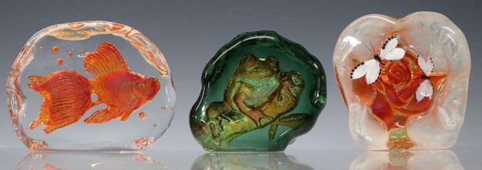 (3) LUNDBERG STUDIOS IRIDESCENT INTAGLIO ART GLASS PAPERWEIGHTS