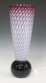 CURTISS BROCK (B.1961) SHADOW PATTERN ART GLASS TABLE LAMP