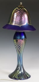 STEVEN CORREIA (B.1949) IRIDESCENT ART GLASS 1-LT TABLE LAMP