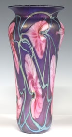 JOHN LOTTON (B.1964) FOR LOTTON STUDIOS IRIDESCENT ART GLASS VASE (1995)
