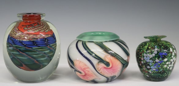 (3) PETER RAOS (B.1957), STEVEN MAIN (B.1951) & LOTTON STUDIO GLASS VASES
