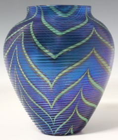 DAVID SMALLHOUSE (20TH C.) FOR ORIENT & FLUME ART GLASS IRIDESCENT VASE