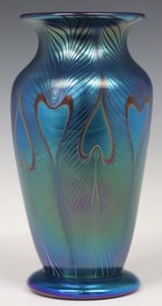 SCOTT BEYERS (ATTRIB.) ORIENT & FLUME IRIDESCENT ART GLASS PEACOCK VASE