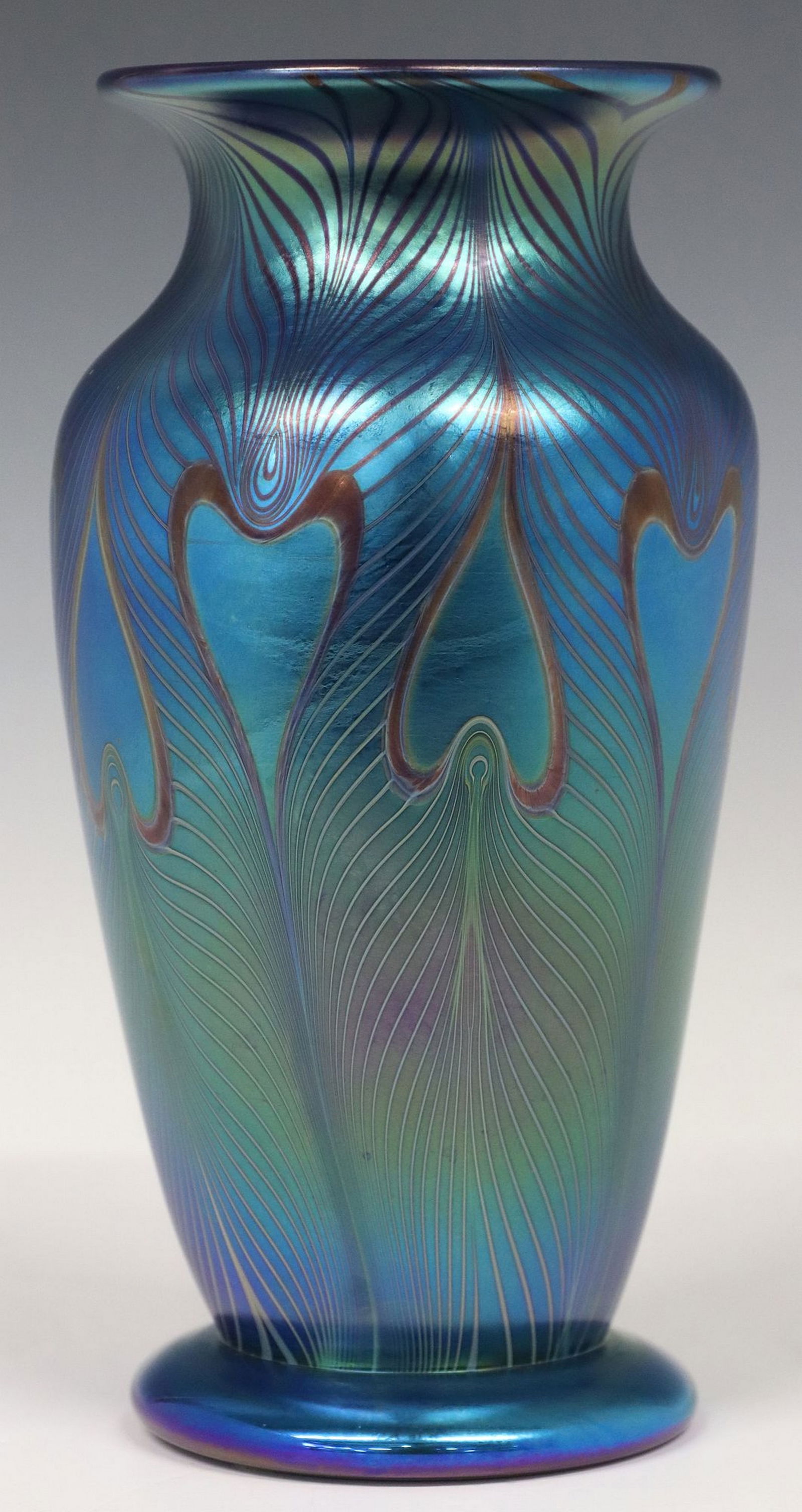 SCOTT BEYERS (ATTRIB.) ORIENT & FLUME IRIDESCENT ART GLASS PEACOCK VASE (1 of 4)