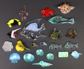 (22) COLLECTION OF ART GLASS FISH & SEASHELLS