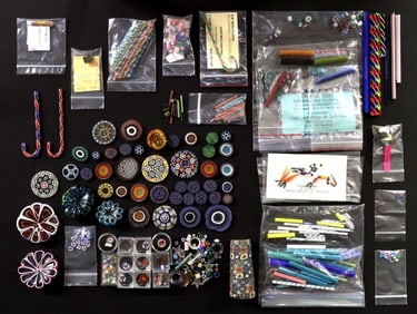 (LOT) COLLECTION OF ART GLASS CANES, MURRINE & LAMPWORKED ITEMS