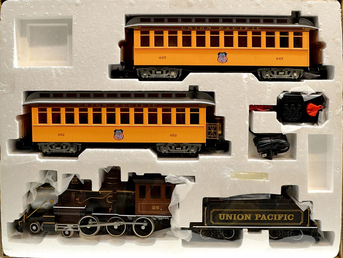 BACHMANN GOLDEN CLASSICS LIMITED EDITION TRAIN SET: The Original Bachmann Big Haulers Golden Classics Series limited edition Union Pacific train set, including: (1) locomotive and tender; (1) 852, passenger car; (1) 647, passenger car; (1) power supply