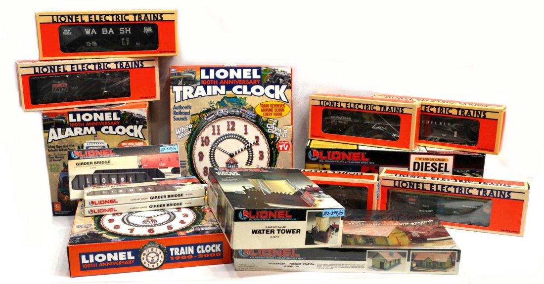 (15) LIONEL MODEL TRAIN CARS & ACCESSORIES, BOXES: (lot of 15) Lionel various model train cars, accessories and clocks, in original boxes: (1) 6-16417, Wabash 4 bay hopper with coal; (1) 6-18905, Pennsylvania 44 ton diesel switcher; (1) 6-12734, passe