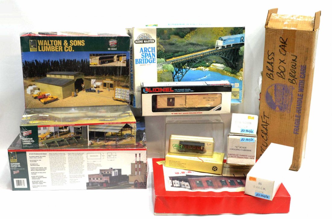 (12) GROUP OF MODEL TRAIN CARS & STRUCTURE KITS: (lot of 12) Collection of various model train cars and accessories, most in original boxes: (1) 933-3060 Walthers Cornerstone Series, Superior Paper Co. HO scale structure kit; (1) 933-3057, Walthers 