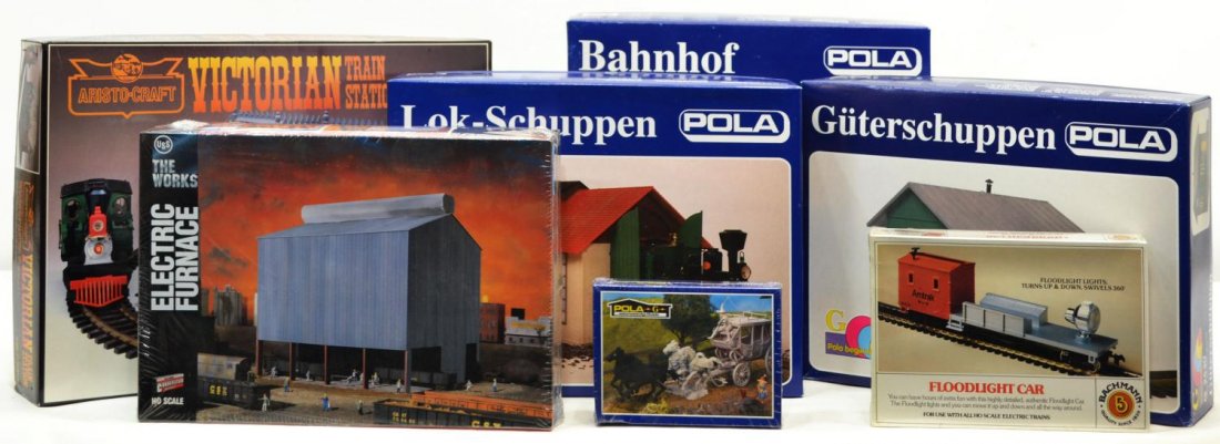 (7) GROUP OF MODEL TRAINS AND ACCESSORIES, BOXES: (lot of 7) Group of various Pola, Bachmann, Cornerstone, and Aristo train cars and buildings, in original boxes, comprising: (1) G 2500 Pola, train station; (1) G 2540 Pola, engine shed; (1) G 2530 Po