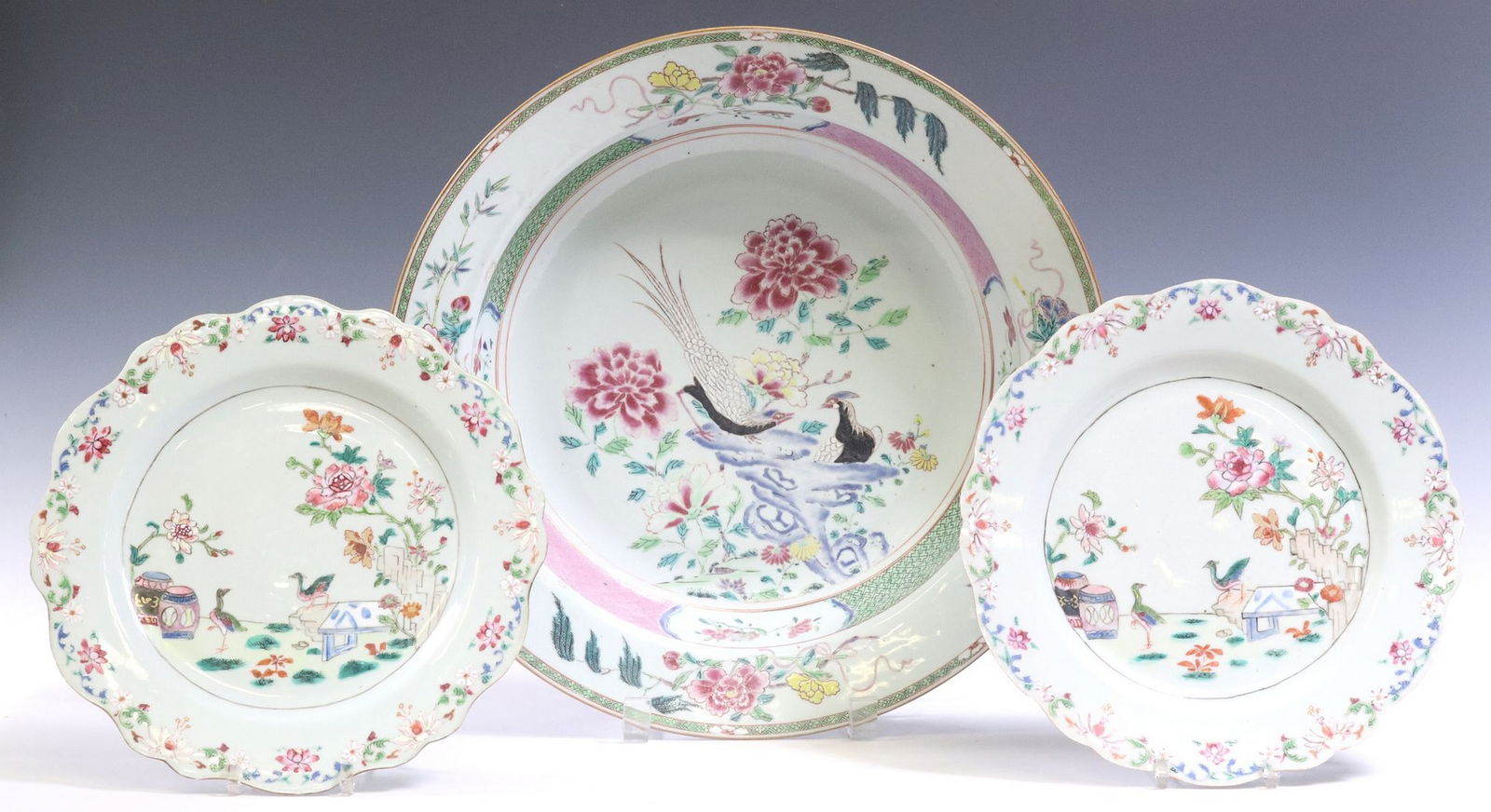 (3) CHINESE EXPORT FAMILLE ROSE PORCELAIN CENTERPIECE & PLATES (1 of 6)