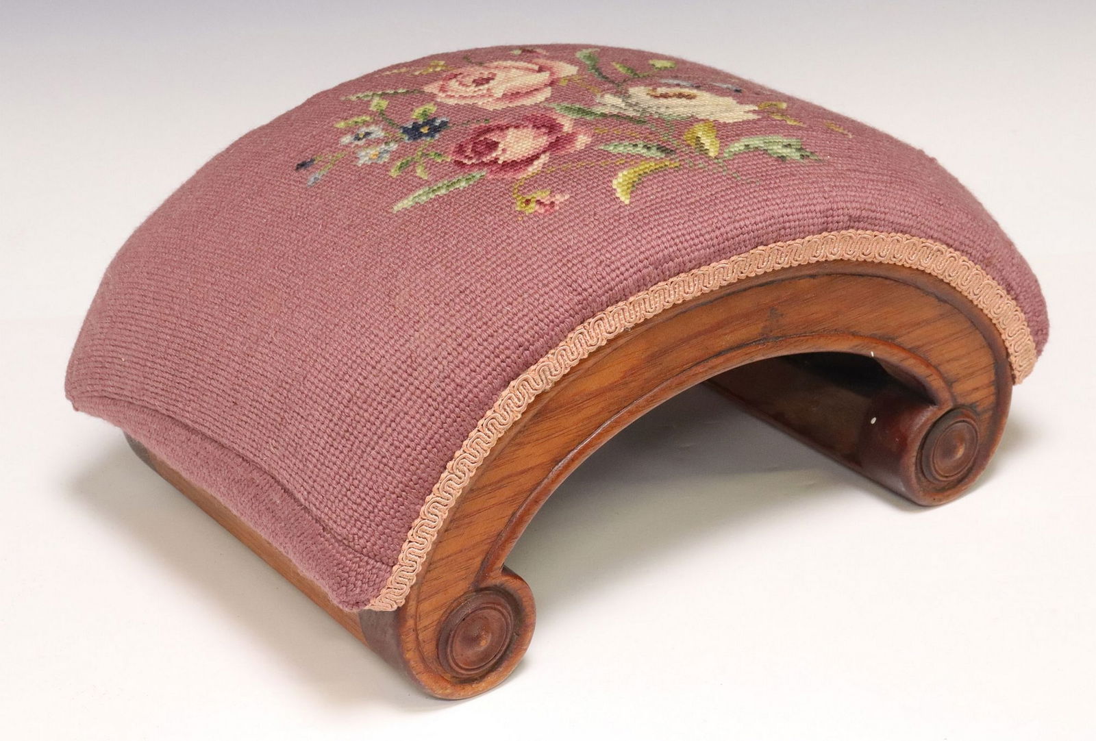 VICTORIAN NEEDLEWORK UPHOLSTERED ARCHED OAK FOOTSTOOL (1 of 5)