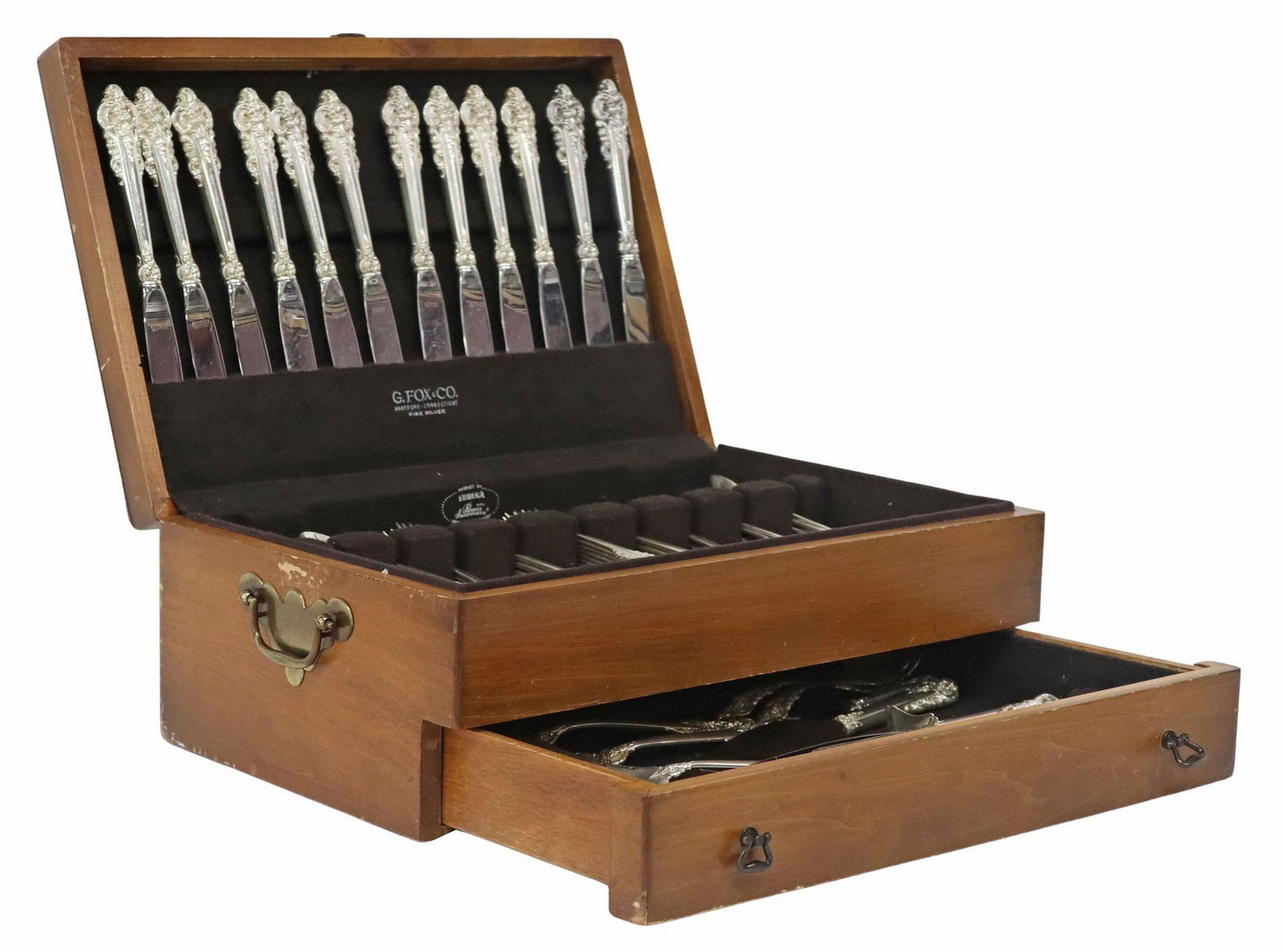 (102) WALLACE 'GRANDE BAROQUE' STERLING FLATWARE SERVICE: (lot of 102) American sterling silver flatware service, Wallace Silversmiths, in the "Grande Baroque" pattern, including: (12) hollow handle knives, 9.75"l, (4) hollow handle paddle but