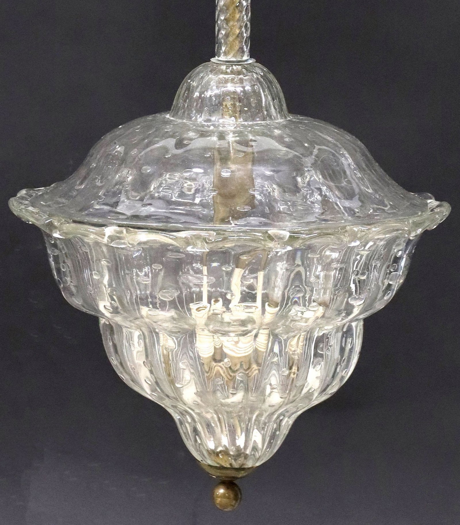 MANNER OF BAROVIER & TOSO ITALIAN MURANO ART GLASS 3-LT CHANDELIER: Italian mid-century modern Murano art glass three-light pendant chandelier/ hanging light, in the manner of Barovier & Toso, c.1950s, having cylindrical spiral twist standard with central gilt metal d