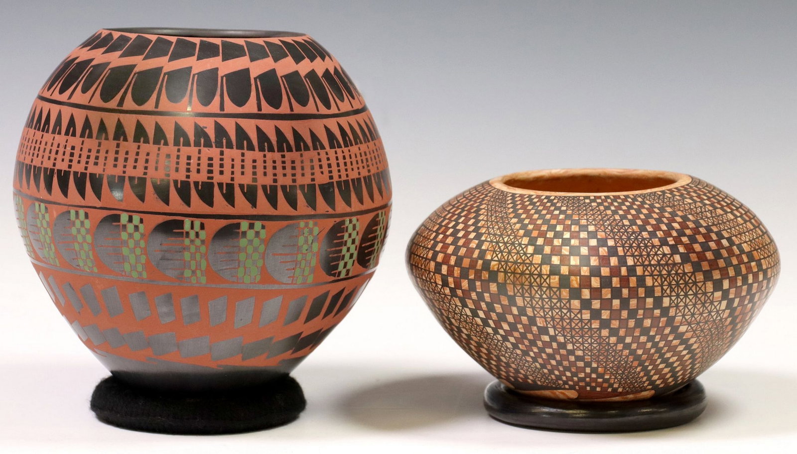(2) MEXICAN MATA ORTIZ POTTERY JARS, LAZARO PONCE & SAMUEL GAONA: (lot of 2) Mata Ortiz pottery jars, each accompanied by circular display stand, including: (1) signed Lazaro Ponce (Mexico, b.1961), with spiraled checkerboard and diamond motifs, on marbelized ground