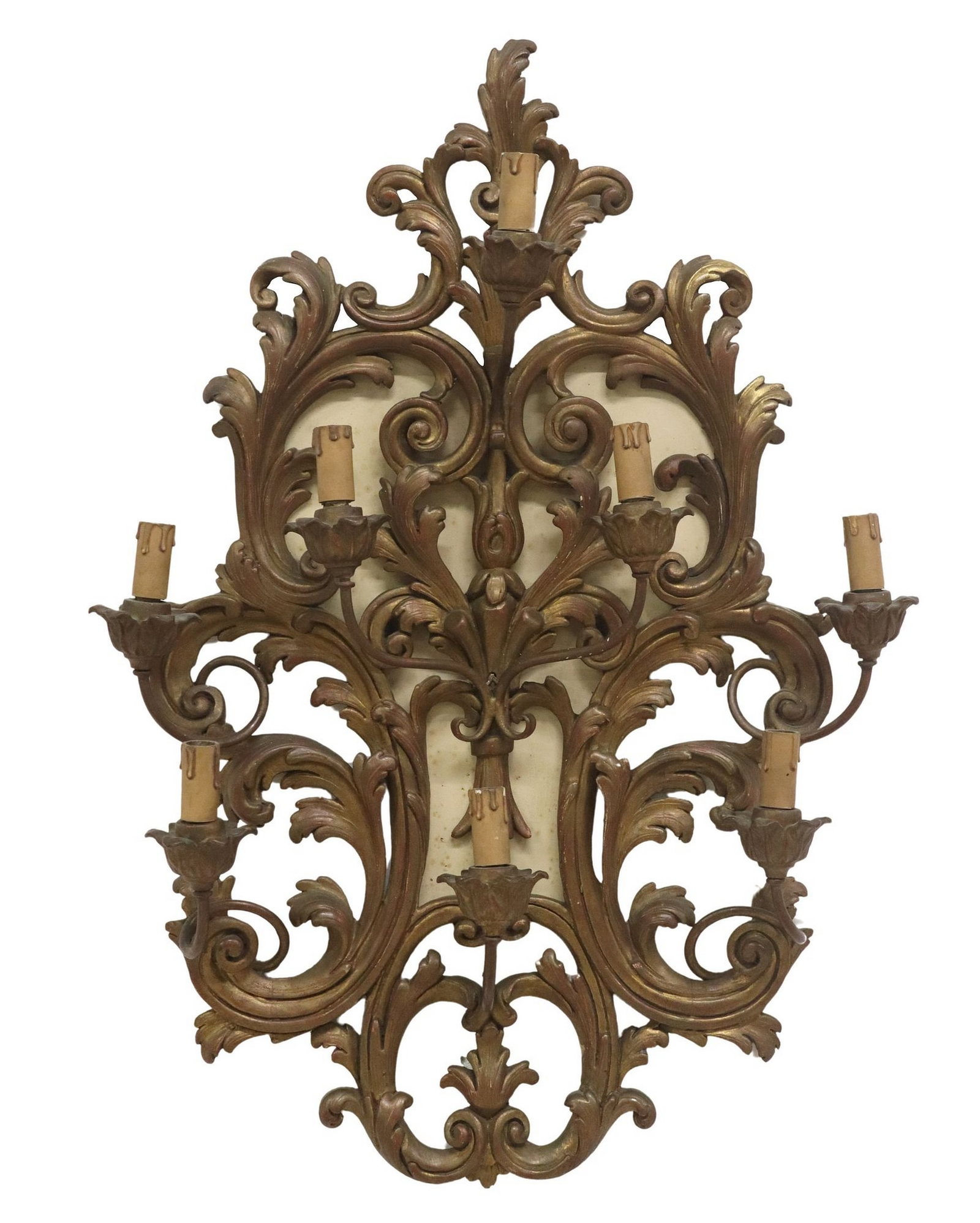 LARGE ITALIAN LOUIS XV STYLE SCROLLED GILTWOOD 8-LT WALL SCONCE: Large Italian Louis XV style giltwood eight-light wall sconce, early 20th c., having scrolled foliate backplate, issuing eight iron arms, each terminating on floral bobeche and faux candle, in ne