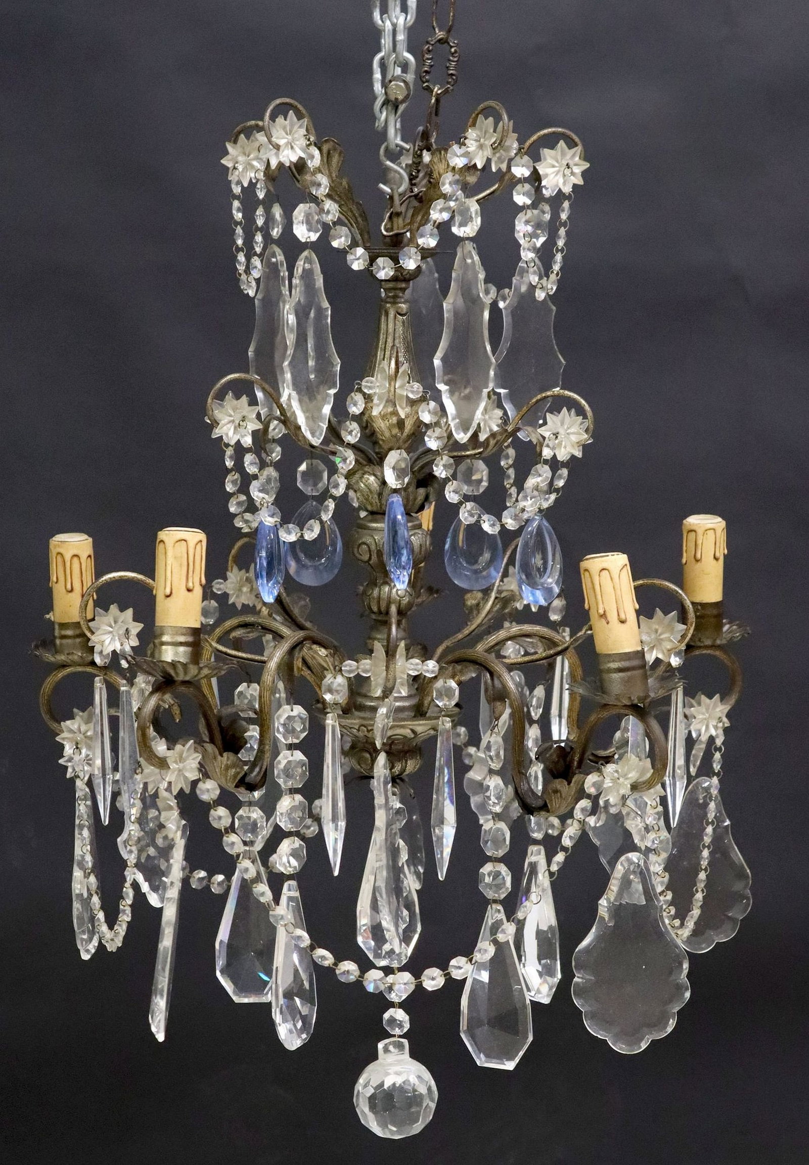 ITALIAN GILT METAL & COLORED CRYSTAL SCROLLED 5-LT CHANDELIER: Italian gilt metal and crystal five-light chandelier, early 20th c., having scrolled frame with turned-form standard, issuing five arms, each terminating on scalloped bobeche and faux candle, hung wit