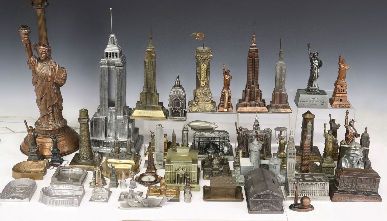 (LOT) SOUVENIR ARCHITECTURAL BUILDING MODELS & STATUETTES (1 of 5)