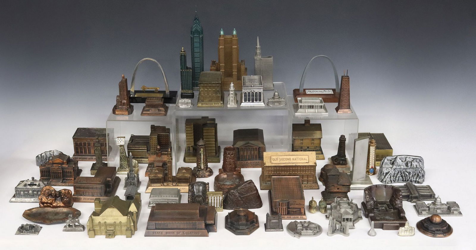 (LOT) SOUVENIR ARCHITECTURAL BUILDING MODELS & STATUETTES (1 of 5)