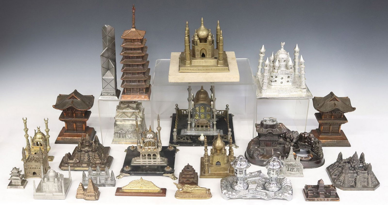 (LOT) SOUVENIR ARCHITECTURAL BUILDING MODELS & STATUETTES (1 of 5)