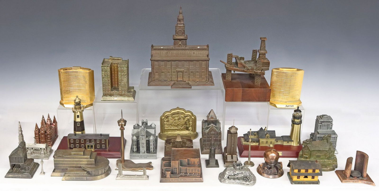 (LOT) SOUVENIR ARCHITECTURAL BUILDING MODELS & STATUETTES (1 of 5)
