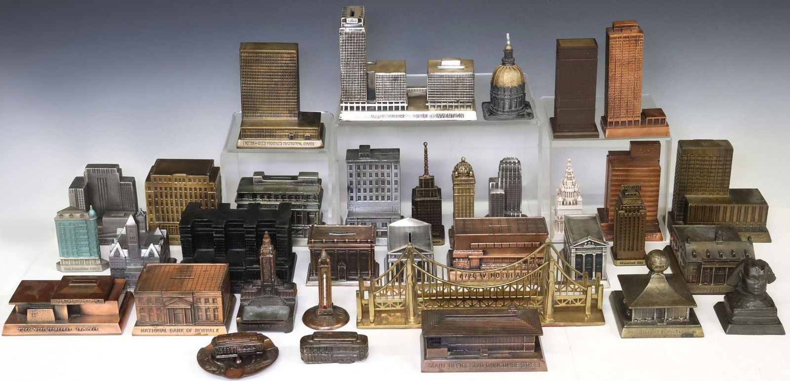 (LOT) SOUVENIR ARCHITECTURAL BUILDING MODELS & STATUETTES (1 of 8)