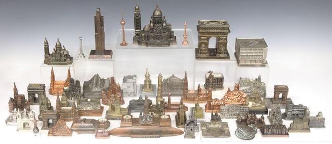(LOT) SOUVENIR ARCHITECTURAL BUILDING MODELS & STATUETTES