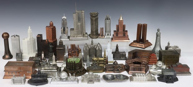 (LOT) SOUVENIR & ARCHITECTURAL BUILDING MODELS & COIN BANKS