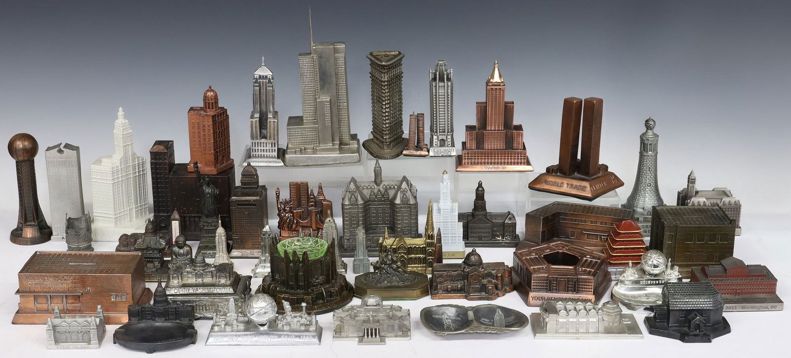 (LOT) SOUVENIR & ARCHITECTURAL BUILDING MODELS & COIN BANKS (1 of 6)