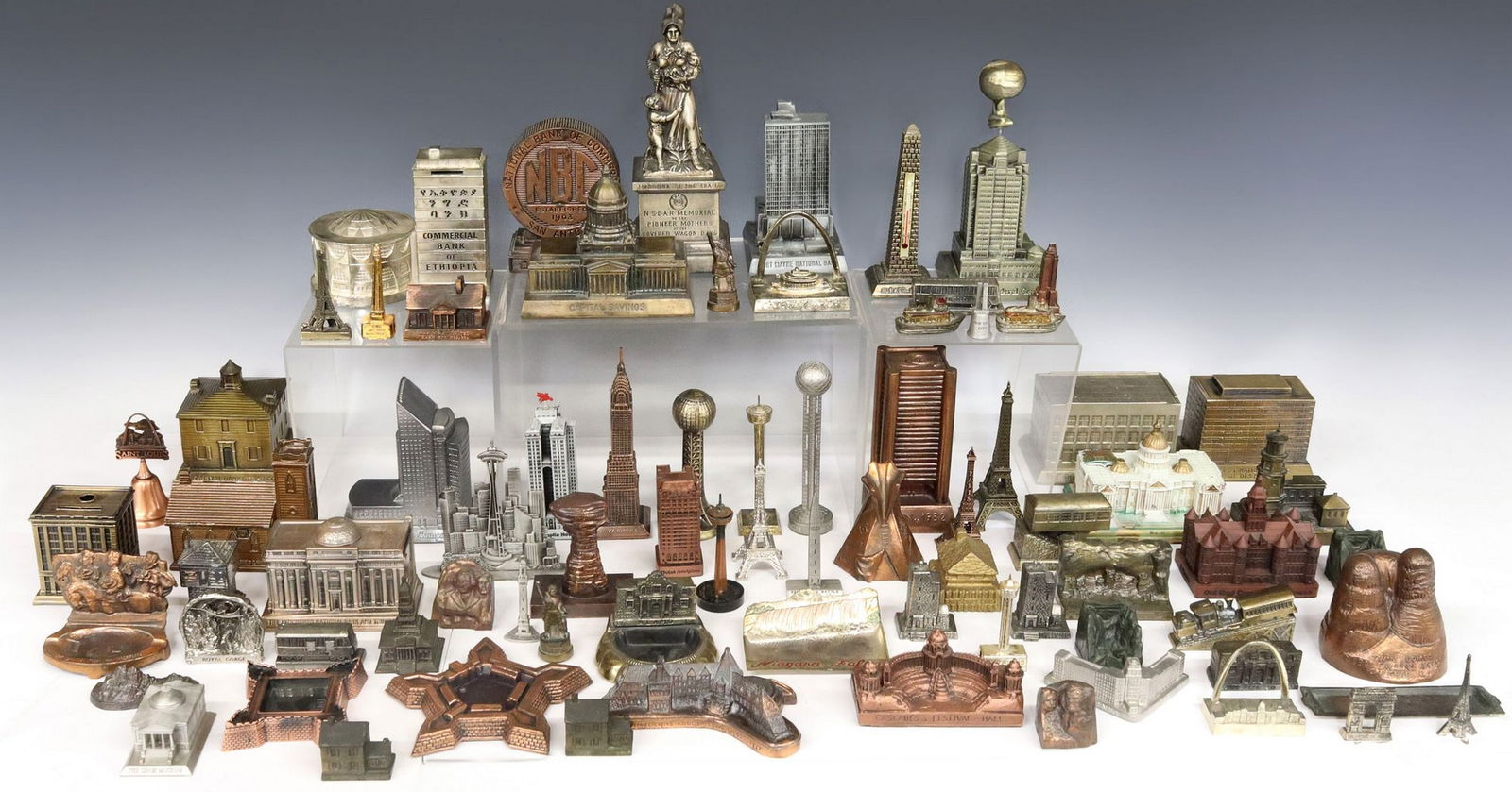 (LOT) SOUVENIR ARCHITECTURAL BUILDING MODELS & STATUETTES (1 of 6)