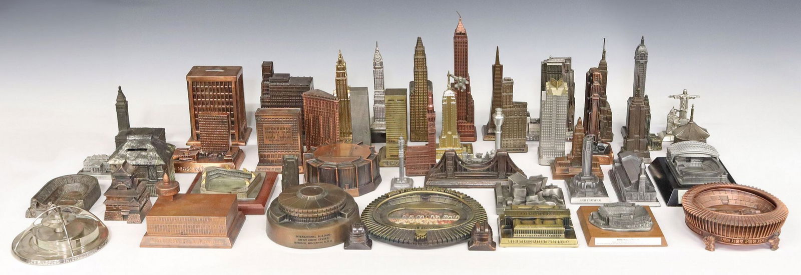(LOT) SOUVENIR ARCHITECTURAL BUILDING MODELS & STATUETTES (1 of 9)