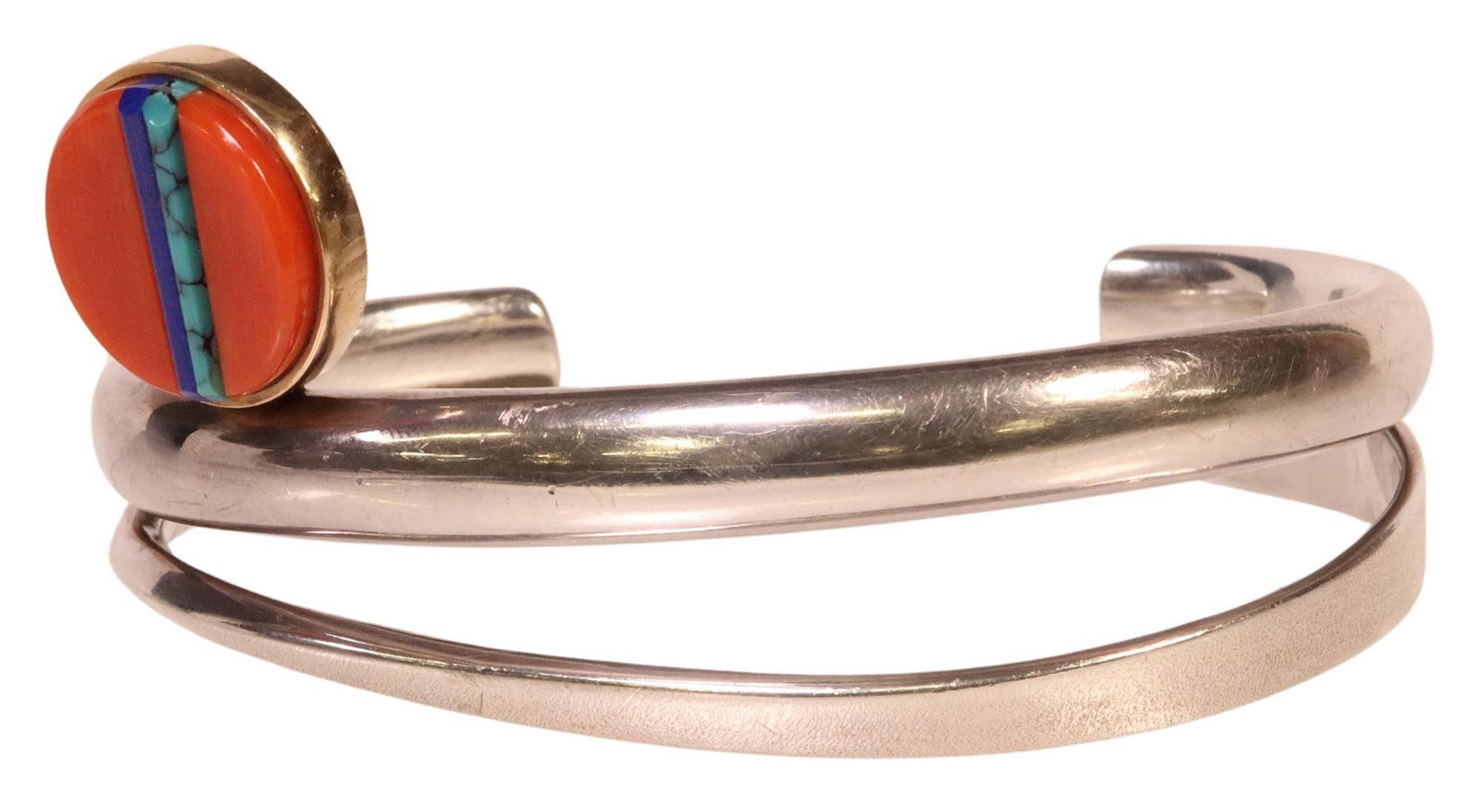 RICHARD CHAVEZ (B.1949) SAN FELIPE PUEBLO SILVER CUFF WITH INLAID BEZEL: Native American silver (content unknown) bracelet, Richard Chavez (San Felipe Pueblo, b.1949), split-shank cuff in contrasting textured and polished finishes, 14kt yellow gold (tested) bezel with