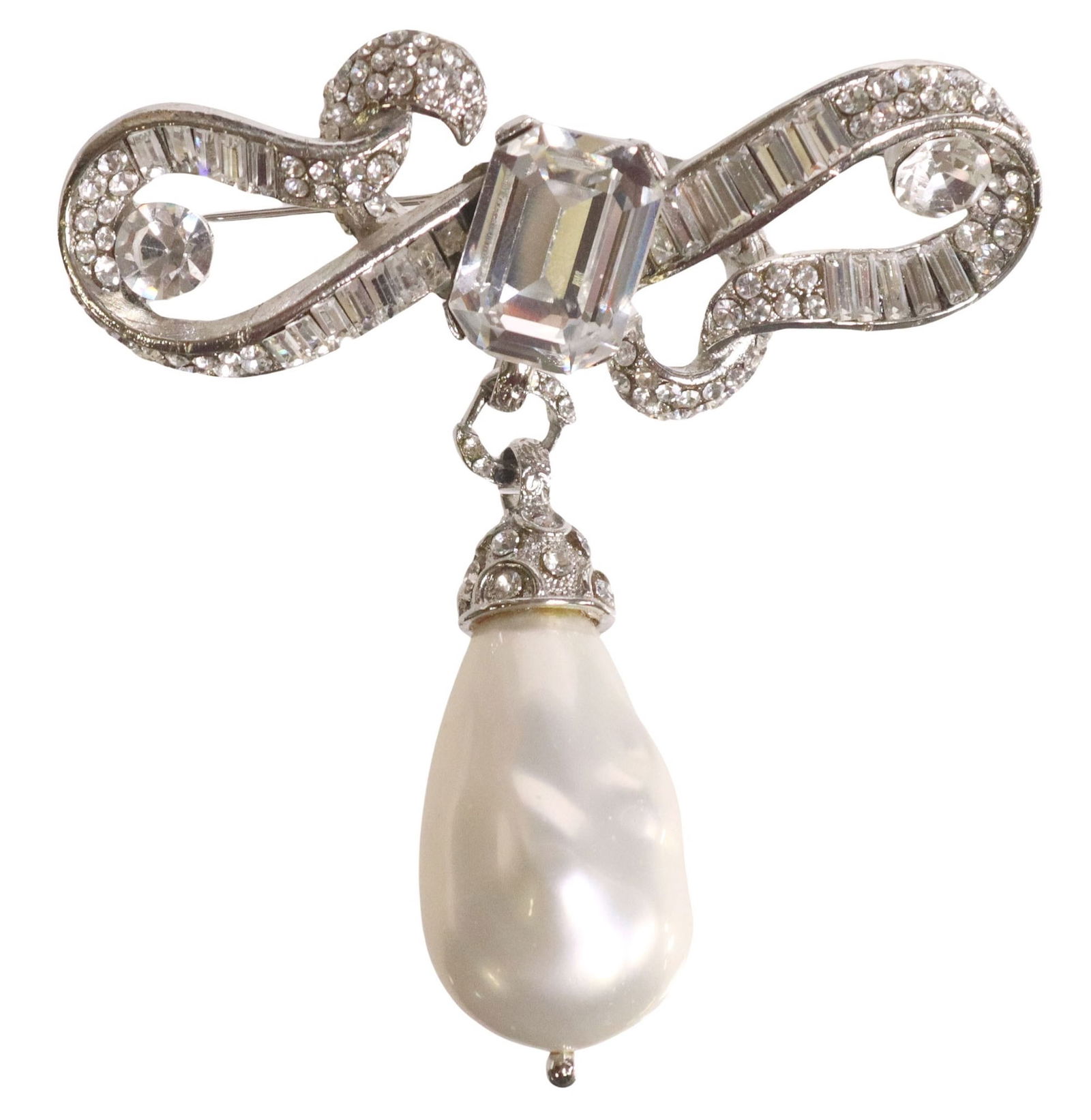 ESTATE BARRERA RHINESTONE & FAUX BAROQUE PEARL COSTUME BROOCH (1 of 5)
