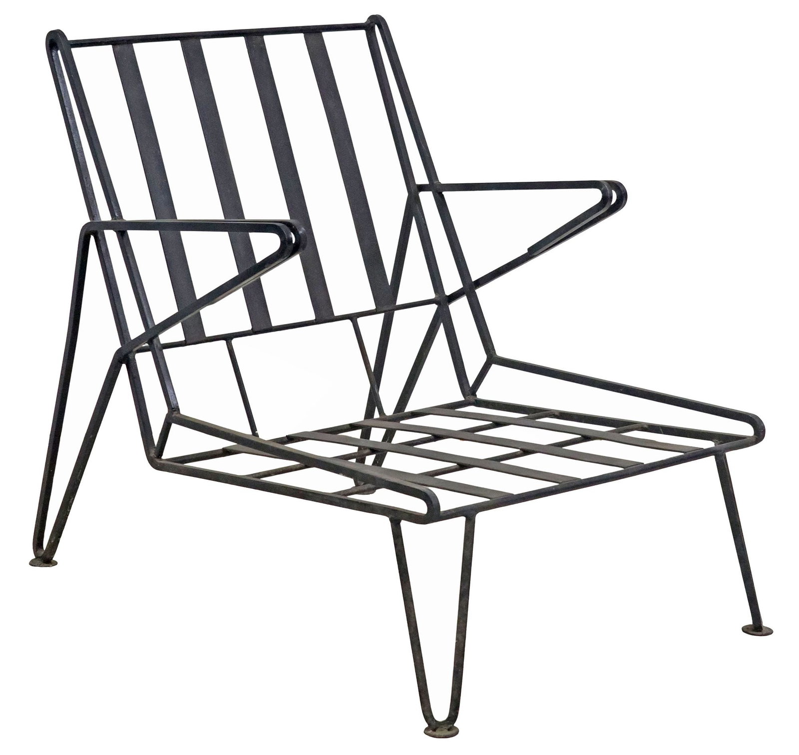 MANNER OF MAURIZIO TEMPESTINI MID-CENTURY MODERN IRON LOUNGE CHAIR: Mid-century modern black painted iron patio lounge chair, in the manner of Maurizio Tempestini (Italian, 1908-1960), c.1960s, having curvilinear frame, with slatted back and seat, rising on triangular