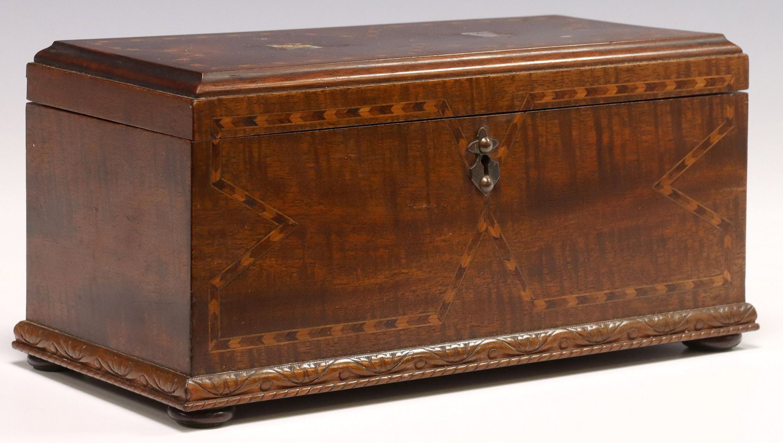 ENGLISH TUNBRIDGE WARE INLAID MAHOGANY TABLE BOX: English Tunbridge ware mahogany casket, 20th c., front and top panels with inlaid parquetry design, hinged lid revealing open interior, the lower edge of case with carved foliates and gadrooning,