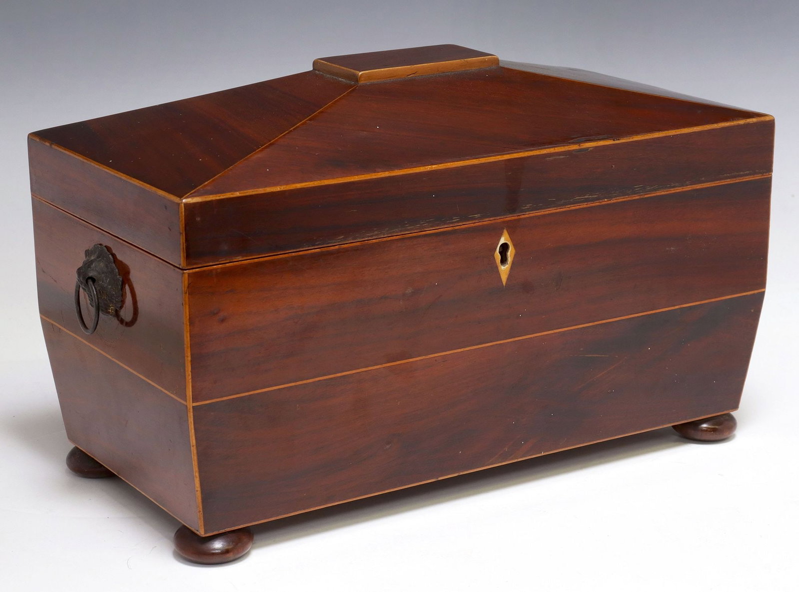 ENGLISH REGENCY PERIOD SARGOPHAGUS-FORM ROSEWOOD TEA CADDY: English Regency period rosewood tea caddy, early 19th c., sarcophagus form case with contrasting inlaid edges, hinged lid revealing open interior, lacking compartmentalized fittings, dual metal ring h