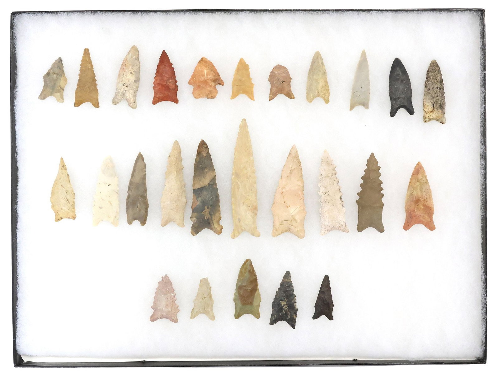 (26) STONE ARROWHEADS & SPEAR POINTS HOUSED IN RIKER BOX: (lot of 26) Stone arrowheads and spear points, housed in a Riker box, largest item: approx 4.25"l, 1"w, smallest item: approx 1 3/8"l, 1"w, overall in box: approx 12.25"h, 16.