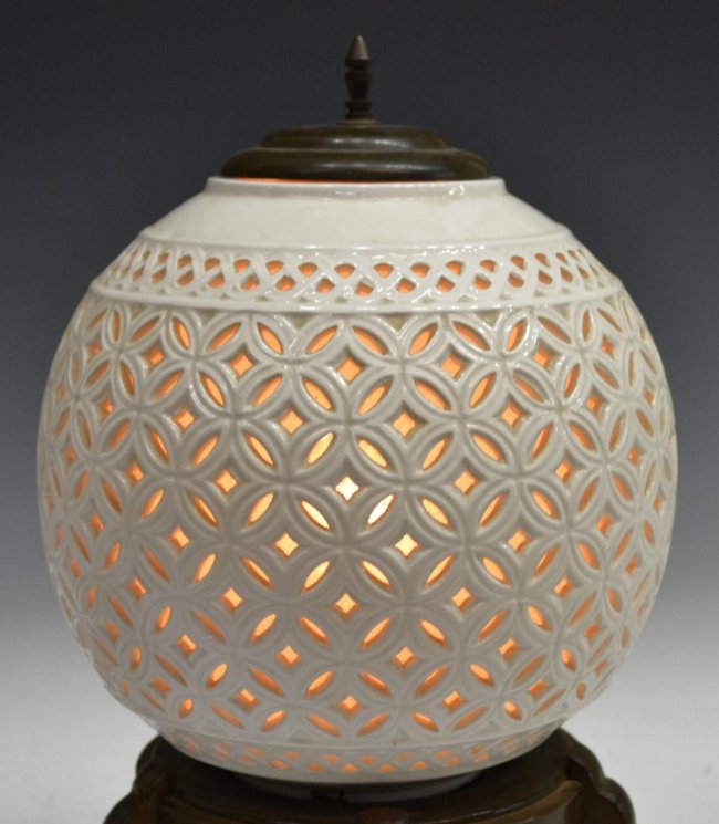 211 ASIAN PIERCED WHITE CERAMIC GINGER JAR TABLE LAMPS Lot 211