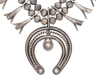 IMPRESSIVE NATIVE AMERICAN NAVAJO SILVER SQUASH BLOSSOM NECKLACE