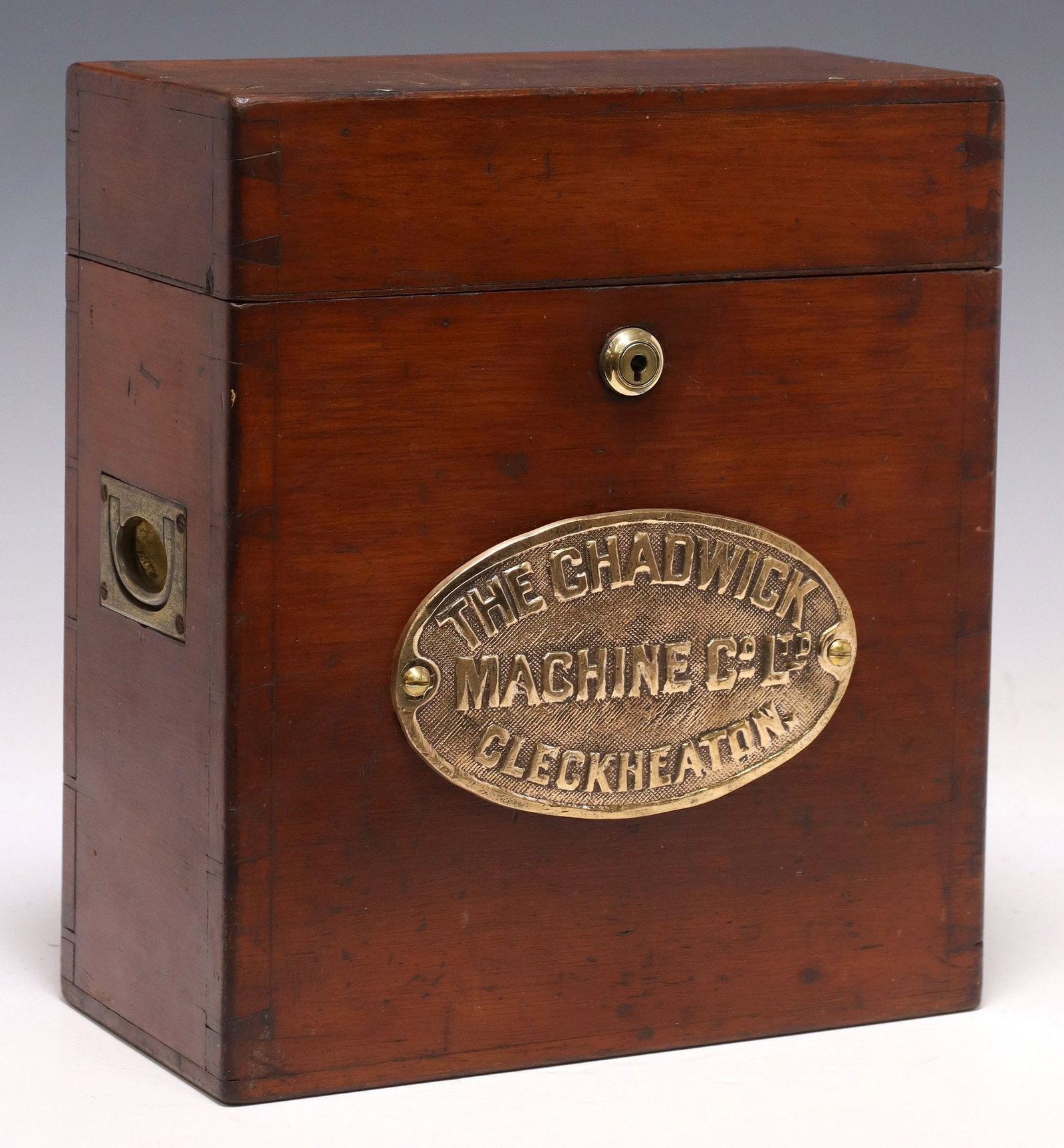 ENGLISH MAHOGANY TOOL BOX, CHADWICK MACHINE COMPANY: English mahogany tool or table box, Chadwick Machine Company Ltd., Cleckheaton, late 19th c., rectangular case with dovetailed construction, front panel mounted with gold-toned branded metal plaq
