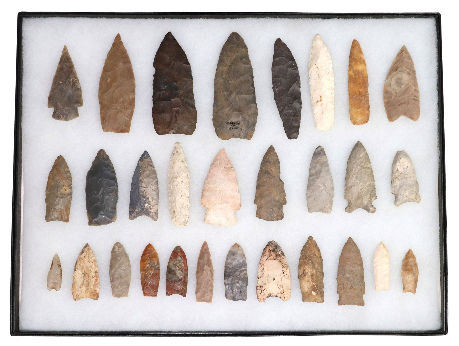 (29) STONE ARROWHEADS & SPEAR POINTS IN RIKER BOX: (lot of 29) Stone arrowheads and spear points, housed in a Riker box, largest tool: approx 4.25"l, box: approx 12.25"h, 16.25"w, 8"d, 3.25lbs total