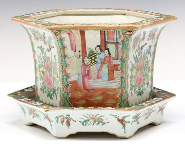 CHINESE PARCEL GILT FAMILLE ROSE PORCELAIN CACHEPOT & UNDERPLATE