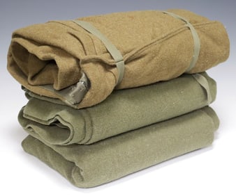 (3) KOREAN WAR ERA U.S. ARMY SLEEPING BAG & 2 BLANKETS
